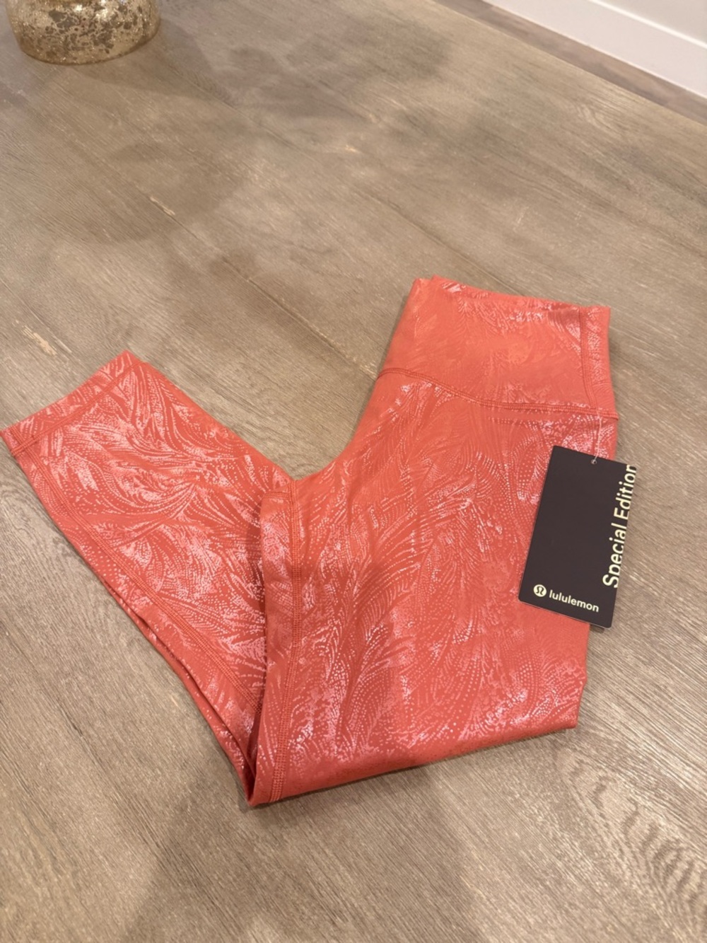 NWT! Lululemon athletica Coral Patterned Shiny Leggings - Size 8